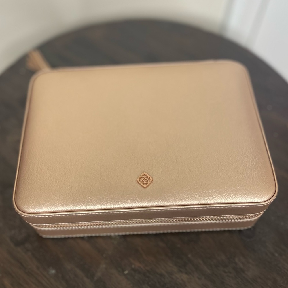 NWT Kendra Scott Medium Travel Jewelry Case in Rose Gold!